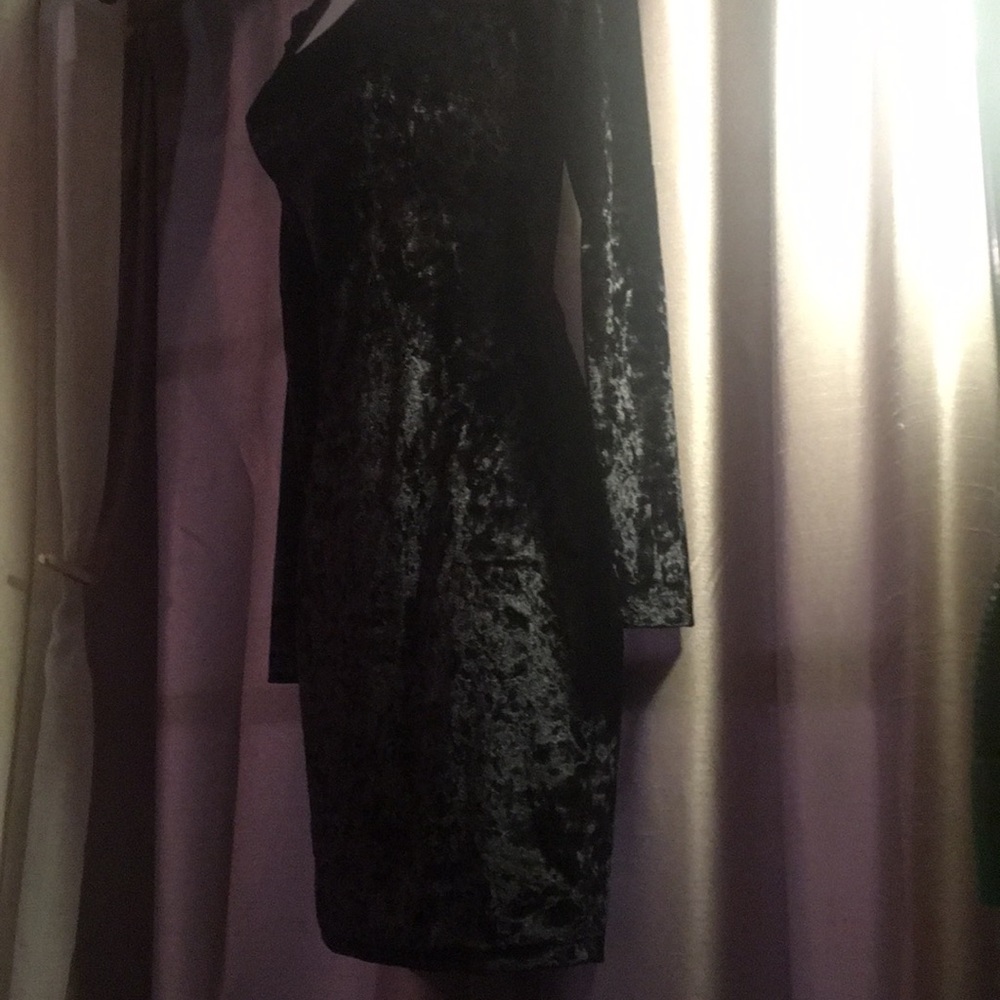 Black Fitted Midi Velvet Dress - Picture 3 of 3